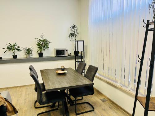a dining room with a table and chairs at Das Ladenlokal - Gemütlichkeit einkaufen in Arnstadt