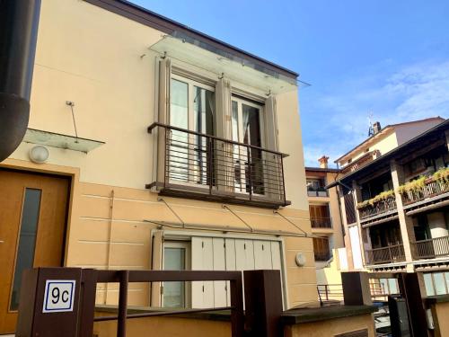 a building with a balcony and a window at In centro a due passi dal lago in Iseo
