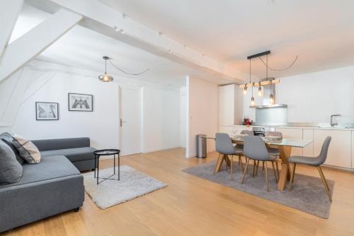 un salon avec un canapé et une table dans l'établissement Apartment in the heart of Old Lille, à Lille