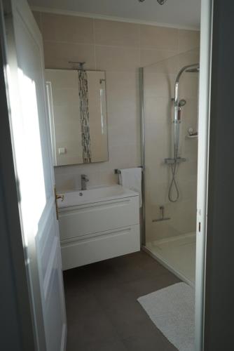 une salle de bain blanche avec une baignoire et une douche dans l'établissement Villa avec piscine - Mougins - domaine privé, à Mougins