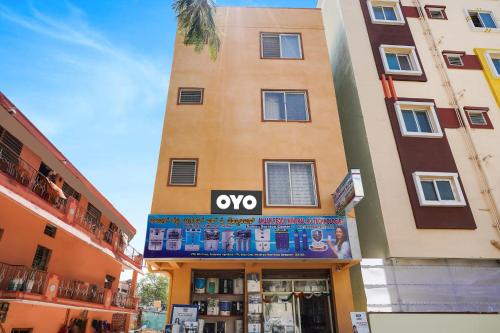 バンガロールにあるHotel O Lakshmana Hotelの表札付きの建物