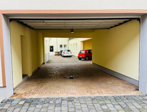 an empty garage with a car parked in it at Das Ladenlokal - Gemütlichkeit einkaufen in Arnstadt