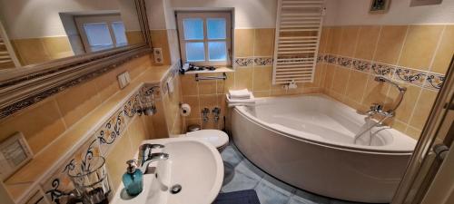 een badkamer met een bad, een toilet en een wastafel bij Schillers Gästehaus in Hitzacker
