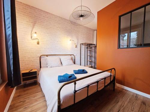 - une chambre avec un lit aux murs orange dans l'établissement Le Bain Rouennais, à Rouen