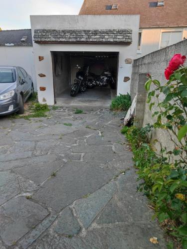 un garaje con una motocicleta estacionada dentro en Studio Madeleine "endroit calme" en Morlaix