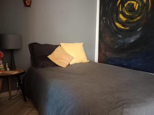 une chambre avec un lit avec un tableau sur le mur dans l'établissement STUDIO VILLA VIANNEY, à Cannes