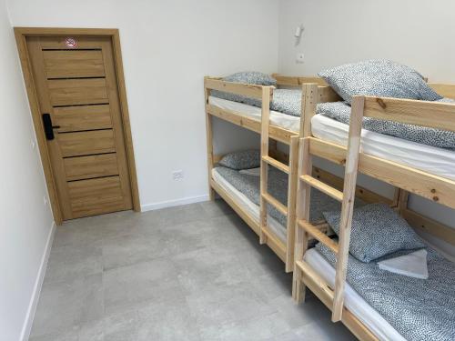 Ένα ή περισσότερα κρεβάτια σε δωμάτιο στο Green Hostel Katowice - 24h Parking