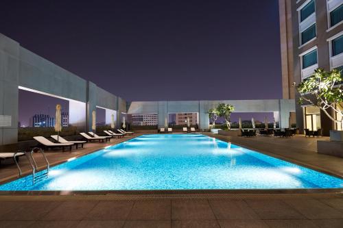 - une grande piscine dans un bâtiment la nuit dans l'établissement Hotel Nikko Saigon, à Hô-Chi-Minh-Ville