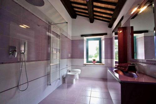 莫利亞諾的住宿－Casale Vigneto 6，浴室配有卫生间、淋浴和盥洗盆。