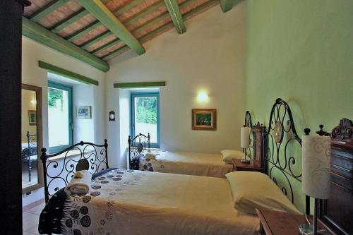 莫利亞諾的住宿－Casale Vigneto 6，一间卧室,配有两张床
