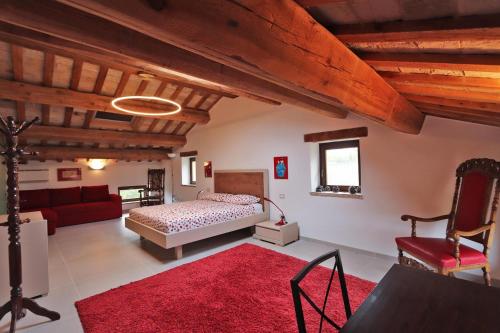 莫利亞諾的住宿－Villa Palma 14，一间卧室配有一张床和红色地毯