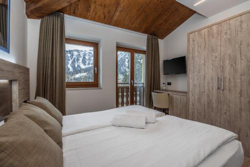 a bedroom with a large bed and a window at Park Hotel in Folgarida