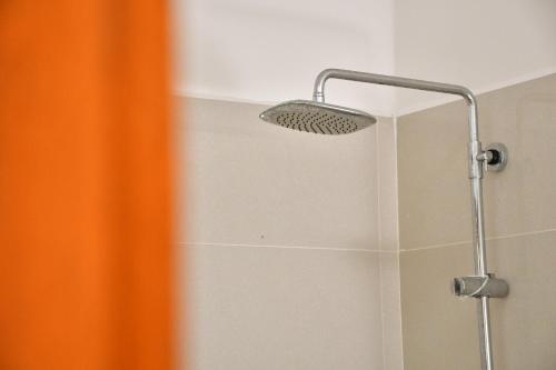 eine Dusche mit Duschkopf im Bad in der Unterkunft Sea Way Hotel in Nilaveli