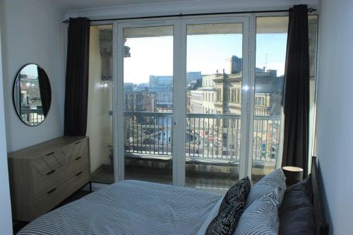 sypialnia z łóżkiem i widokiem na miasto w obiekcie City View Apartment w mieście Derby