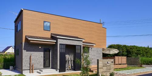 a small house with a brown at Rakuten STAY HOUSE Kujukuri Ichinomiya in Ichigaya
