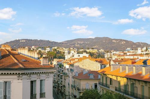 - une vue sur une ville avec des bâtiments et des montagnes dans l'établissement Appartement Loulib I Electio, à Nice
