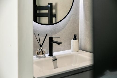 La salle de bains est pourvue d'un lavabo et d'un miroir. dans l'établissement Appartement Loulib I Electio, à Nice