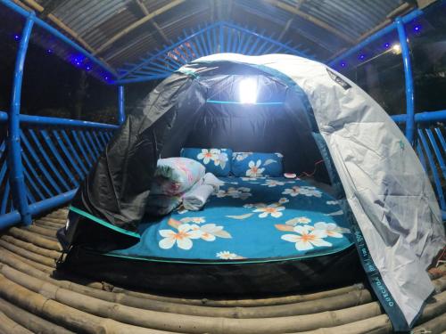 Kurseong的住宿－Sunnyside Campstay，帐篷内有一张床