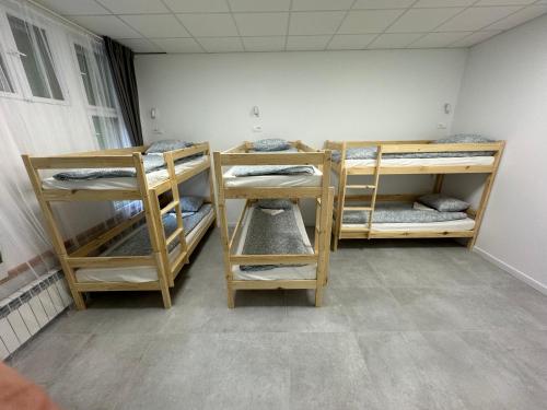 Ένα ή περισσότερα κρεβάτια σε δωμάτιο στο Green Hostel Katowice - 24h Parking