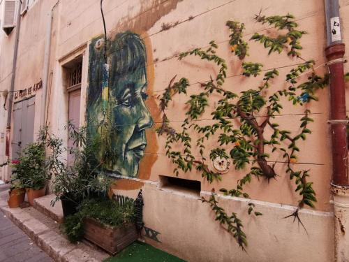 ein Bild eines Gesichts an der Seite eines Gebäudes in der Unterkunft Massalia Apartement, Le Panier in Marseille