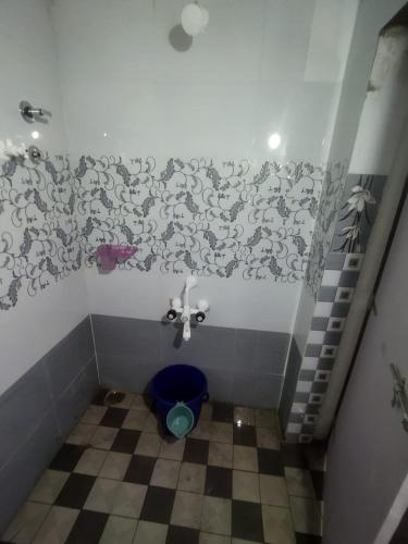 bagno con servizi igienici blu in camera di Karthik home stay a Hampi