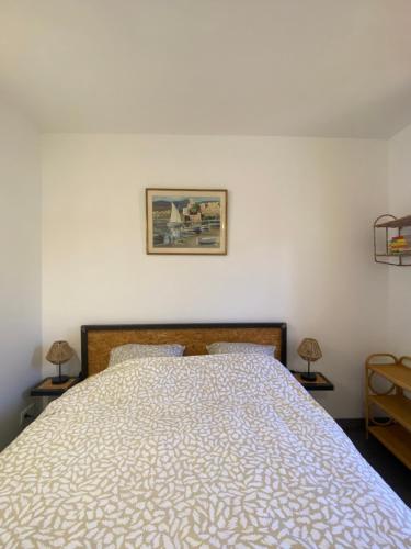 1 dormitorio con 1 cama y 2 lámparas en las mesas en F2 à Collioure avec piscine et tennis, en Collioure