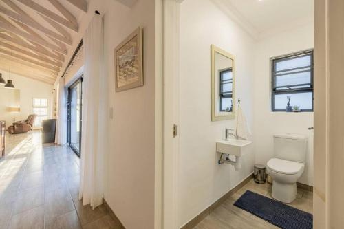 Vannituba majutusasutuses Equatorial Boutique SelfCatering