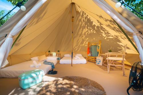 Cette tente comprend 2 lits et une table. dans l'établissement Kampaoh Platja d'Aro, à Platja d'Aro