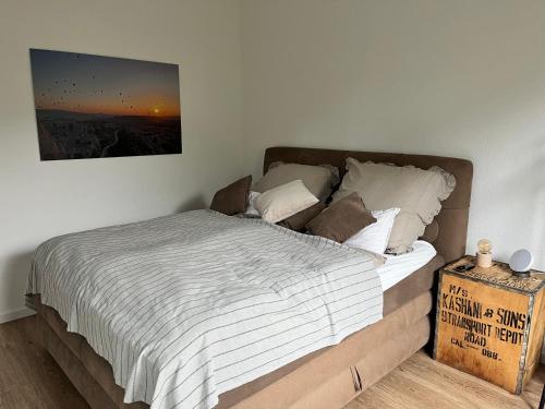 a bed in a bedroom with a picture on the wall at Modernes Tiny Appartement in Lage in Lage