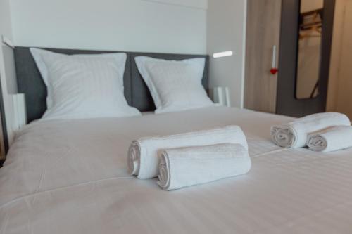 a bed with two rolled towels on it at Studio rénové avec vue imprenable sur les Alpes in Crans-Montana