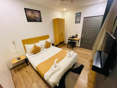 sypialnia z łóżkiem z białymi butami w obiekcie CITYLIGHTS TOWNHOUSE w mieście Allahabad