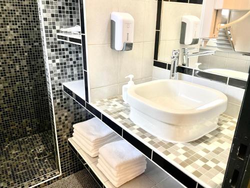 a bathroom with a sink and a mirror at La Sérénade Numéro 4 in Montreuil