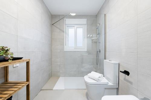 bagno bianco con servizi igienici e doccia di Casa La Palmera Sunrise a San Pedro del Pinatar