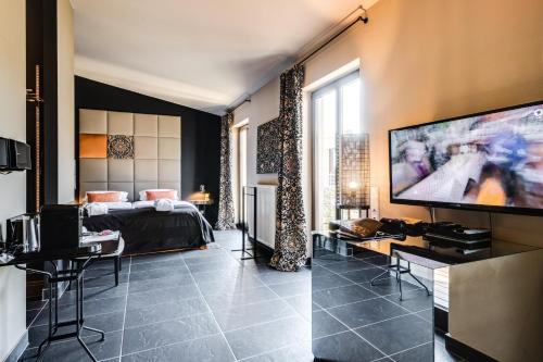 1 dormitorio con 1 cama y TV de pantalla grande en Jugendstil-Hof, en Langenlonsheim