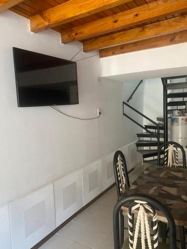 uma sala de estar com uma televisão de ecrã plano na parede em Hermoso Dúplex para 4 personas em Las Heras