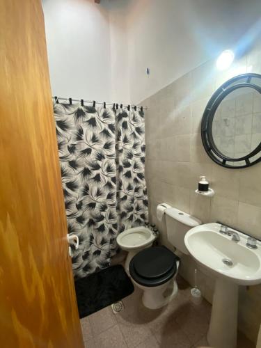 uma casa de banho com um WC e um lavatório em Hermoso Dúplex para 4 personas em Las Heras