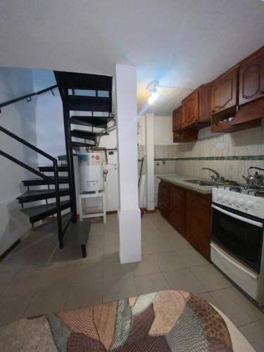 uma cozinha com uma escada em espiral num quarto em Hermoso Dúplex para 4 personas em Las Heras