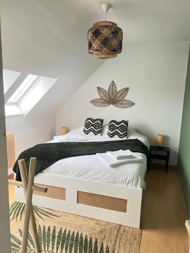 a bedroom with a bed with a plant on the wall at Balnéo, Lumineux, Confort in Colmar