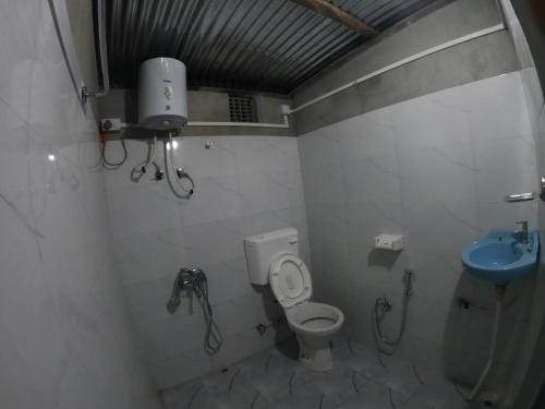 Kurseong的住宿－Sunnyside Campstay，一间带卫生间和水槽的小浴室