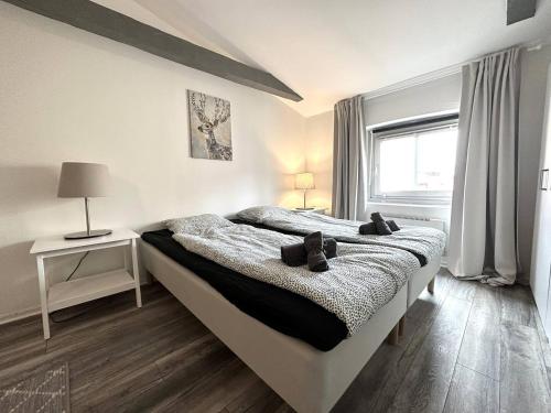 - une chambre avec un grand lit et une fenêtre dans l'établissement Penthouse In Vasastaden, à Göteborg