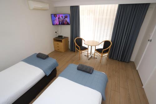 Μια τηλεόραση ή/και κέντρο ψυχαγωγίας στο Sleepy Hill Motor Inn