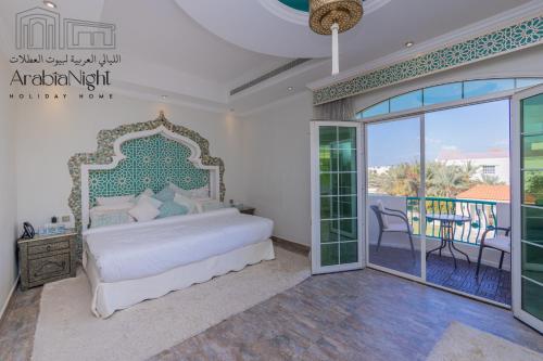 Un pat sau paturi într-o cameră la Arabian Nights - Exclusive Villa With Private Pool in Al Hamra Palace