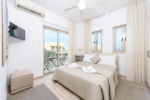 Un pat sau paturi într-o cameră la Sunrise Bay Villa #3