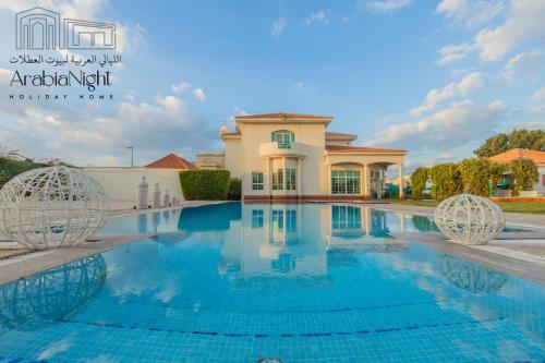 Piscine de l'établissement Arabian Nights - Exclusive Villa With Private Pool in Al Hamra Palace ou située à proximité