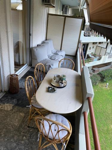 stół i krzesła na patio z kanapą w obiekcie Blue Vision w mieście Nea Makri