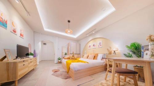 - une chambre avec un lit, un bureau et une télévision dans l'établissement Srithana Condominium Cozy Room, à Chiang Mai