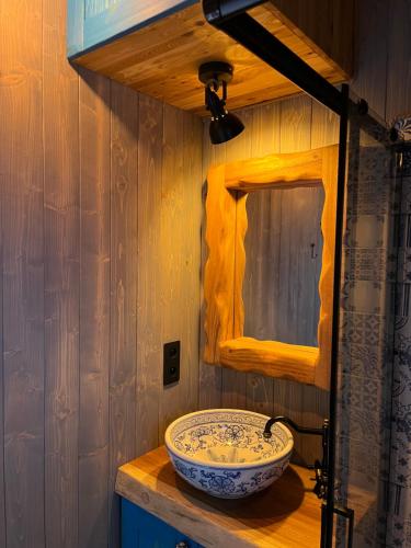 un baño con lavabo y un bol en una encimera en Pension U Stříbrného Jelena - Tiny House en Cheb