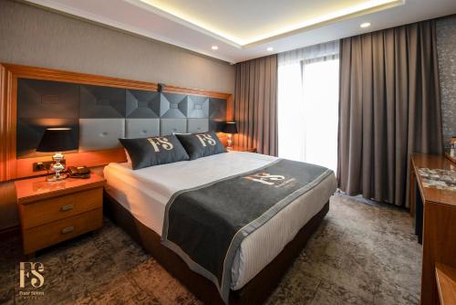 ein Hotelzimmer mit einem großen Bett und einem Fenster in der Unterkunft FOUR SEVEN HOTEL in Istanbul