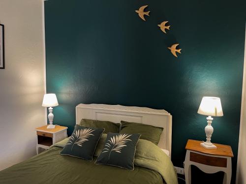 Una cama o camas en una habitación de Domaine de Prim' - Chambre d'hôtes