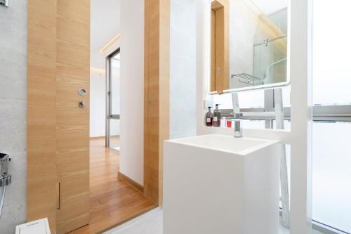 Aesthetic 3 Storey Villa Residence A23, Private Pool, close to Ma Doo Bua Café and Lagunaにあるバスルーム